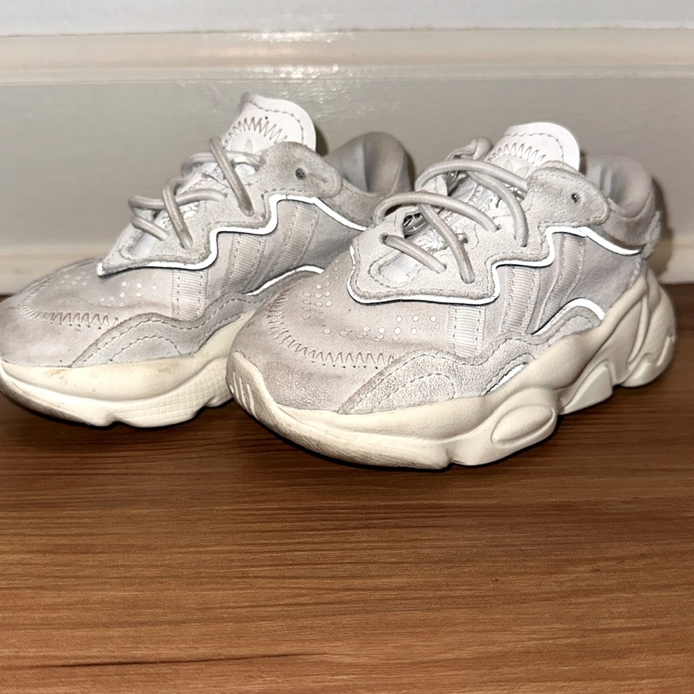 Toddler Adidas Sneaker - Picture 2 of 3